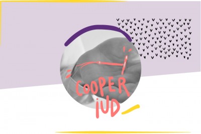 Hände halten eine Kupferspirale, daneben der Schriftzug "Copper IUD"