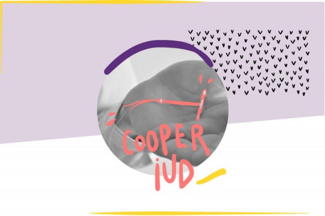 Hände halten eine Kupferspirale, daneben der Schriftzug "Copper IUD"